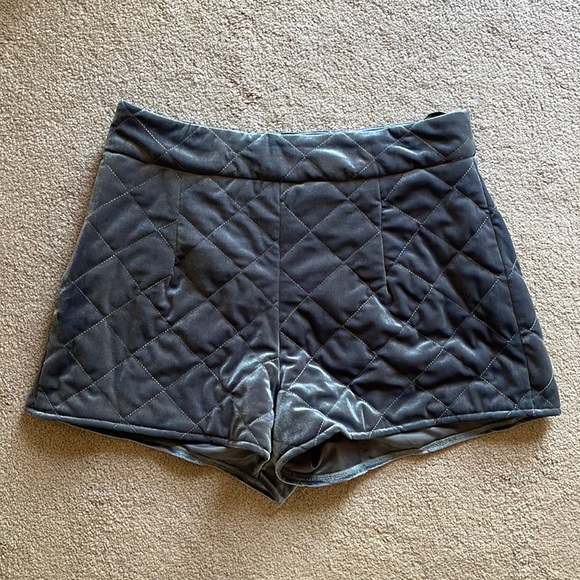 NWOT Missguided Blue Velvet Quilted Shorts - Picture 2 of 4